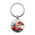 Détail d'un porte-clés argenté avec motif de camion rouge vintage et sapin de Noël - Style de Camion Rétro Route Enneigée MUCCN8 (XSWX8224-7)