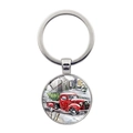 Zilveren vintage kerstsleutelhanger met rode vrachtwagen en sneeuwscène onder glas - Klassieke Rode Vrachtwagen Sneeuwschuur Stijl (XSWX8224-2)