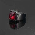Anillo vintage para hombre con gema roja rectangular y banda de metal en color negro - Tono Negro Gema Roja