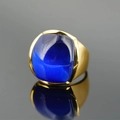 Anello classico in titanio dorato con una grande pietra occhio di gatto blu scuro - Taglia 7 / Tono Argento Occhio Blu
