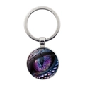 Mystischer Drachenauge-Schlüsselanhänger aus Glas mit lila-blauen Schuppen und Metallring - Drachenaugenmuster (XSWX8253) / Silber