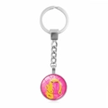 Polierter silberner Schlüsselanhänger mit rundem pink-gelbem Charakter-Anhänger - Gelbe Krone Silhouette (XSWX8404-4)