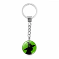 Nahaufnahme des silbernen Schlüsselanhängers mit grünem Hexen-Silhouette-Anhänger - Grüne Hexe Silhouette (XSWX8404-1)