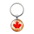 Llavero vintage de bandera de Canadá con anillo plateado y colgante de arce en fondo blanco - Hoja de Arce Retro Leonada (XSWX8415-3)