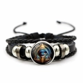 Détail d'un bracelet en cuir multicouche avec breloque cabochon en verre All-Seeing Eye - Style 3