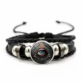 Gros plan du bracelet en cuir multicouche avec motif oeil et cordon ajustable - Style 1