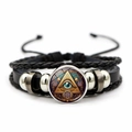Detailaufnahme des Allsehenden-Augen-Anhängers an einem mehrlagigen Lederarmband - Stil 11