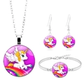 Dettaglio di set gioielli unicorno con collana cabochon arcobaleno, orecchini e bracciale - Pegaso Arcobaleno Sfondo Viola (XSWX8450-9)