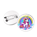 Dettaglio della spilla unicorno con grafica a cartone e retro con spilla in metallo argento - Unicorno Arcobaleno con Cuore (XSWX8452-6)