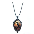 Collar con colgante ovalado de cuervo en rama de cerezo y cordón de cuero negro - Estilo Cuervo Negro Atardecer (XSWX8481)