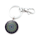 Dettaglio del ciondolo a mandala in vetro con chiusura a moschettone in metallo argento - Motivo Mandala 10 (XZXL1512-10)
