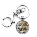Dettaglio macro del portachiavi con medaglia di San Benedetto in argento e chiusura a scatto - Stile Medaglia Rosso e Blu (XSWX7909-2)