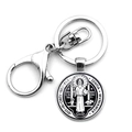 Dettaglio del portachiavi medaglia San Benedetto con chiusura a moschettone e metallo - Stile Immagine di Santo Colorata (XSWX7909-3)