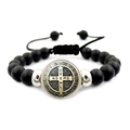 Détail du bracelet en perles noires Saint-Benoît avec cordon tressé ajustable - Perles Noires Mattes Médaille Argent Antique (XSWX7913-6)