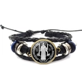 Detail der Benediktus-Medaille am mehrlagigen geflochtenen schwarzen Lederarmband - St. Benedikt Gewebter Stil (XSWX7914-10)