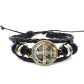 Detail der Benediktus-Medaille auf mehrlagigem Lederarmband mit blauen Holzperlen und Metall - Vintage Metallmedaillen-Stil (XSWX7914-2)
