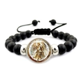 Dettaglio delle perle nere opache e del ciondolo in vetro San Michele Arcangelo sul bracciale - Stile San Benedetto Smaltato Dipinto (XSWX7935-7)