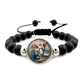 Dettaglio del bracciale di San Michele con pietre nere opache e cordino regolabile - Stile Arcangelo Michele Vetrata (XSWX7935-3)