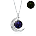 Vue détaillée du collier lune lumineux constellation Balance en finition argentée - Lumineux Balance