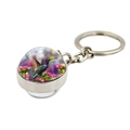 Primer plano de colgante de bola de cristal de colibrí con llavero de metal en fondo blanco - Estilo Colibrí con Fondo Floral Rosa (XSWX7986-5)