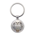 Porte-clés chouette argentée avec motif hibou blanc et détails de relief floral sur fond blanc - Argenté