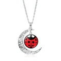 Details der silbernen hohlen Mondkette mit Marienkäfer-Glasstein und Gliederkette - Rot mit schwarzen Punkten Marienkäfer-Stil (XSWX8098-7)