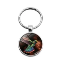 Llavero de colibrí en metal plateado con colgante de cristal y diseño de ave colorida - Colibrí Pintado Colorido (XSWX7987-2)