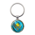Kazachstan embleem metalen sleutelhanger met blauwe glazen hanger op een witte achtergrond - Zilver