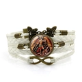 Detailansicht weißes Lederarmband mit Erzengel Michael Anhänger und Unendlichkeitssymbol - Weiß (XSWX8132)