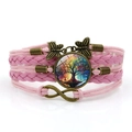 Details des rosa geflochtenen Armbands mit Lebensbaum, Schmetterling und Unendlichkeitszeichen - Rosa