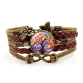 Detalle de pulsera multicapa de cuero con dije de árbol de la vida y símbolo infinito - Marrón