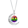 Dettaglio della collana con luna d'argento e ciondolo in vetro arcobaleno LGBTQ+ - Doppio Simbolo Di Venere Arcobaleno (XSWX6393-25)