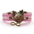 Détail du bracelet multicouche Saint Michel avec symbole infini et décorations papillon - Rose