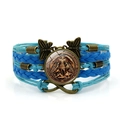 Détail du bracelet multicouche Archange Michel avec breloques papillon et pendentif en bronze - Bleu