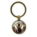 Bronzen sleutelhanger met Egyptische Bastet kat glazen koepel hanger op witte achtergrond - Antiek Brons