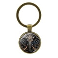 Vintage bronzen olifant sleutelhanger met etnische patronen op witte achtergrond - Antiek Brons
