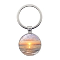 Détail d'un porte-clés en métal argenté avec un paysage de plage au coucher du soleil - Style Vagues Lueurs Chaudes (XSWX8214-8)