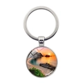 Gros plan détaillé d'un porte-clés en métal argenté avec pendentif paysage de coucher de soleil - Style Coucher de Soleil Rochers Côtiers (XSWX8214-7)