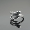 Vintage Punk Schlangenring aus poliertem Silberstahl mit detaillierter Schuppentextur - US 7 / Silber