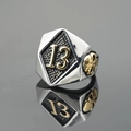Vintage-Punk-Ring aus silbernem Edelstahl mit goldener Zahl 13 und Totenkopf-Motiv - US 7 / Zweifarbig (Gold & Silber)
