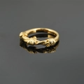 Polierter goldener Titanstahlring mit geflochtenem Vintage-Design auf schwarzem Hintergrund - US 7 / Gold
