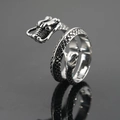 Anello drago punk in acciaio al titanio con finitura argento invecchiato e squame fitte - US 7 / Color Acciaio
