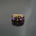 Anillo de búho dorado vintage con textura de plumas y ojos de color púrpura profundo - Talla 7 / Oro Ojo Púrpura