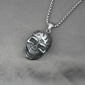 Colgante de calavera gótica vintage en acero inoxidable con cadena de caja para hombres - Colgante Con Cadena Como Se Muestra