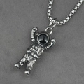 Trendy astronaut hanger ketting in vintage zilver met een stoere zwarte box ketting - Model A Hanger Met Ketting