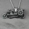 Vintage-Halskette mit Motorrad-Anhänger aus Edelstahl auf grauem Hintergrund - Anhänger Mit Kette Wie Abgebildet