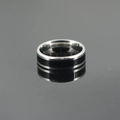 Anello minimalista largo in acciaio al titanio con inserto nero e finitura a specchio - US 7 / Stile Largo