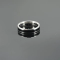 Anello largo minimalista in acciaio al titanio con centro nero e bordi lucidati - US 7 / Stile Sottile