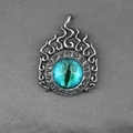 Collar de llama en acero de titanio con colgante de ojo del diablo azul y piedra de vidrio - Solo colgante (Sin cadena)