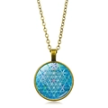 Vue détaillée du pendentif fleur de vie en verre avec chaîne en bronze de style rétro - Style Fleur de Vie Dégradé Cyan Violet (XSWX7330-10)